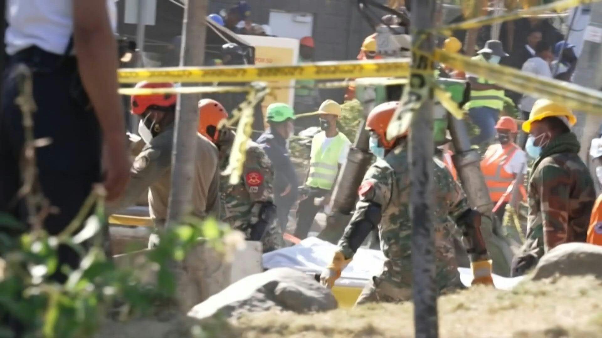 Video: Dominican emergency services remove bodies from site of nightclub roof collapse