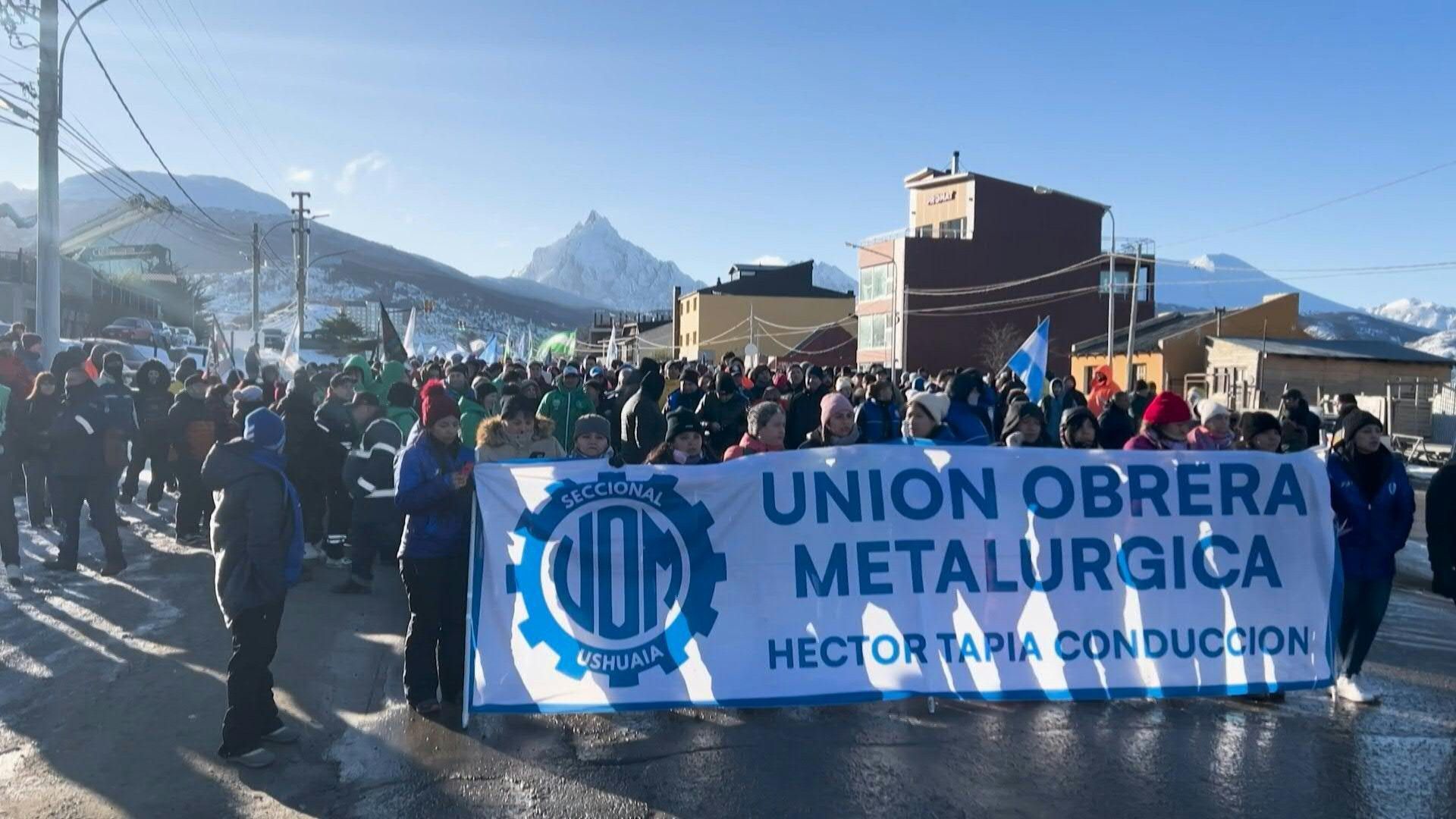 Video: Thousands protest in Ushuaia against Milei's decision to reduce tariffs on cell phone imports