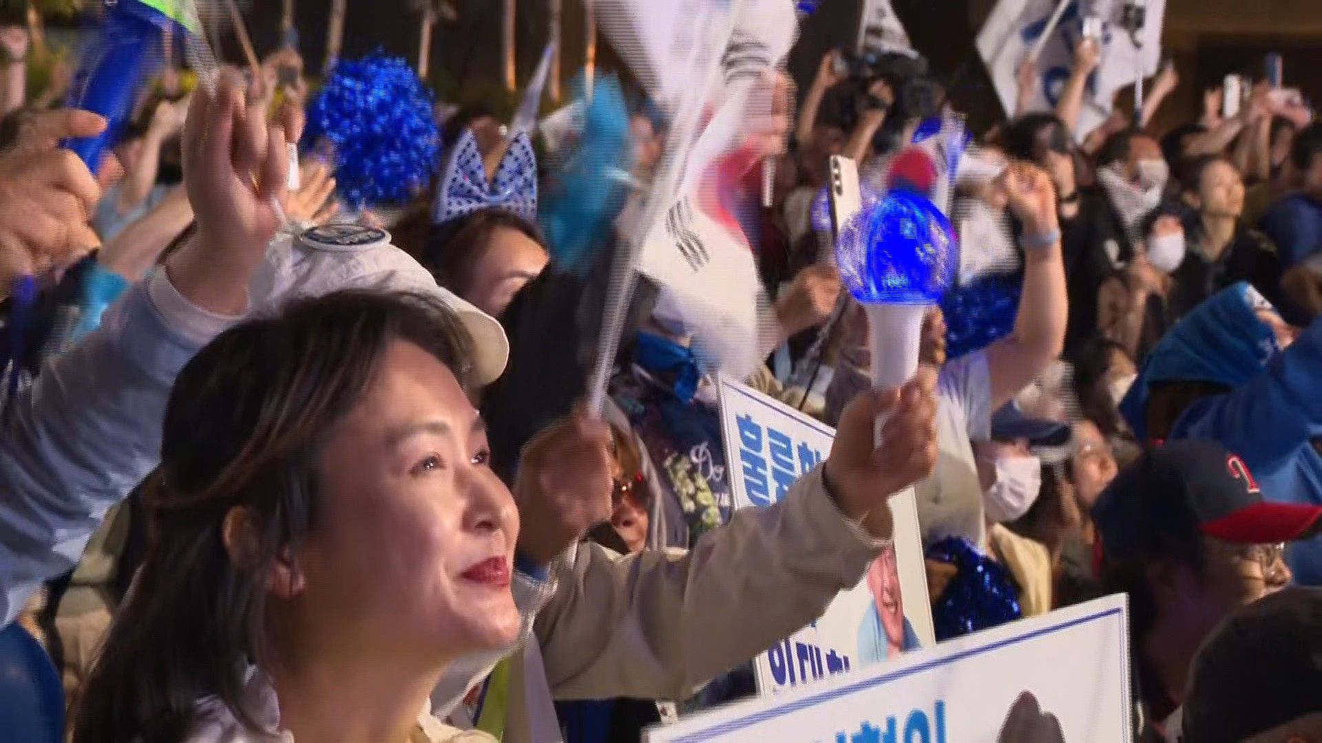 Supporters cheer as South Korea's Lee appears on stage in Seoul