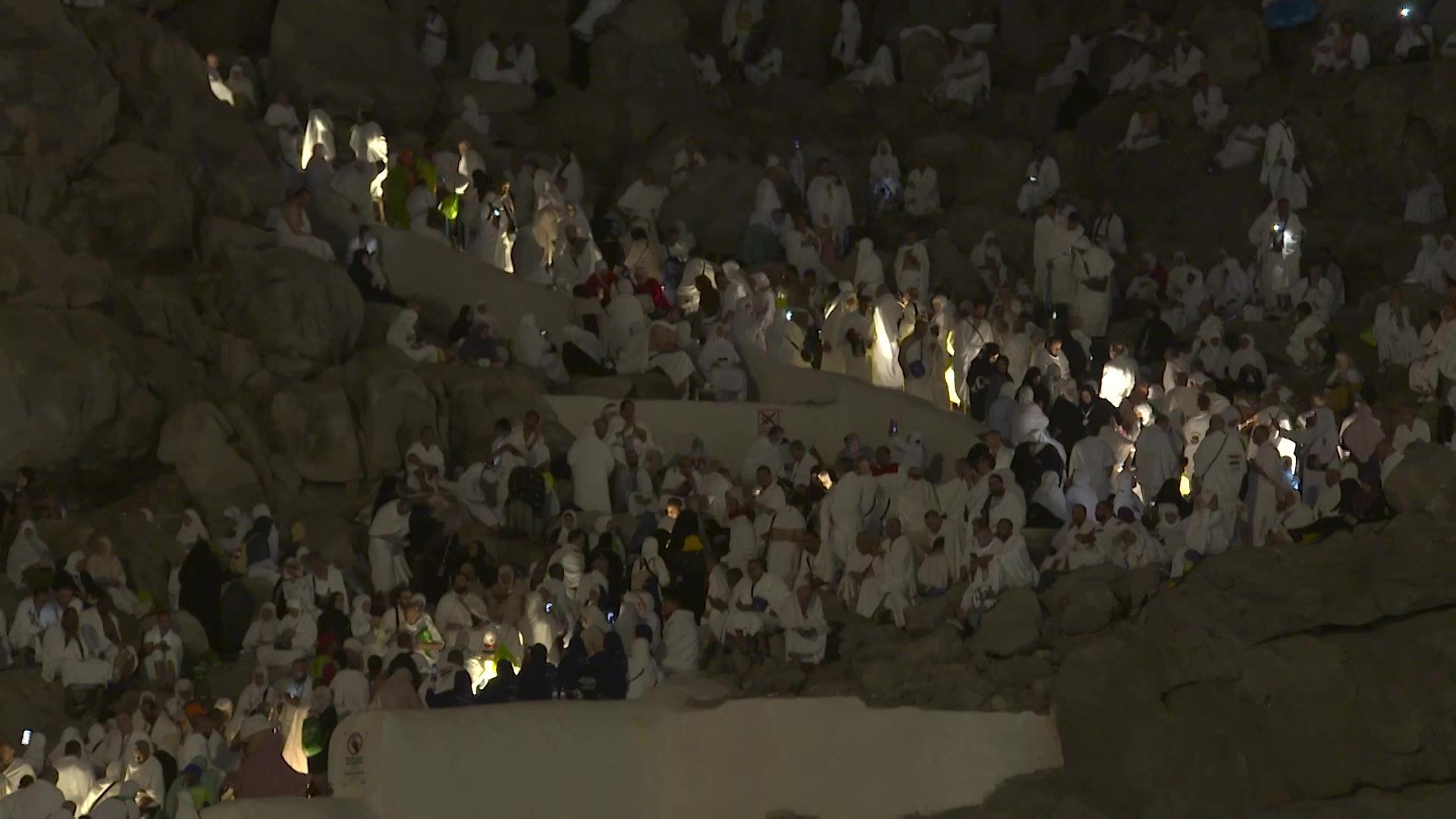 Video: Pilgrims ascend Mount Arafat for hajj climax