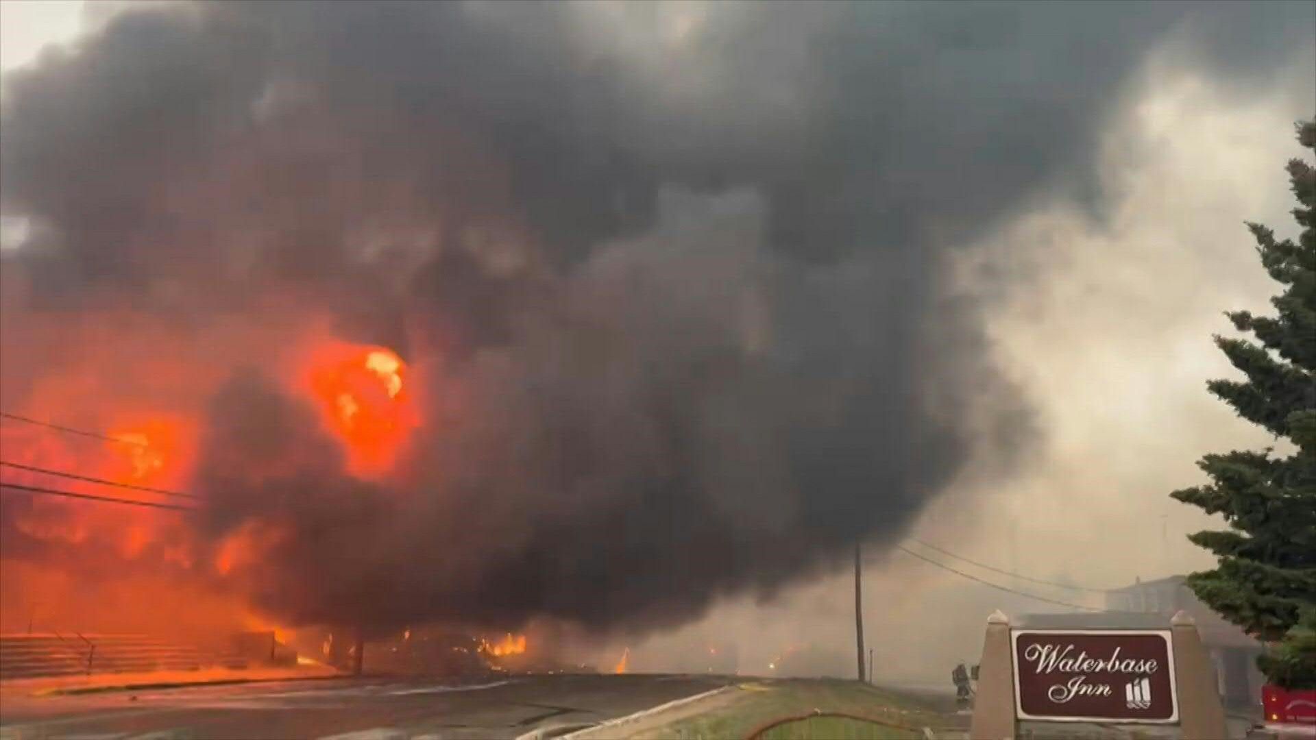 Große Waldbrände in Kanada: Zehntausende müssen fliehen