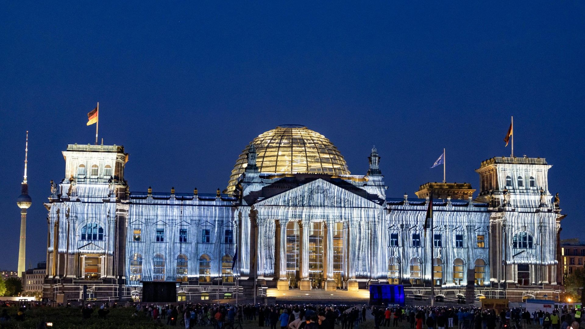 Verhüllter Reichstag: Lichtprojektion erinnert an Christo und Jeanne-Claude