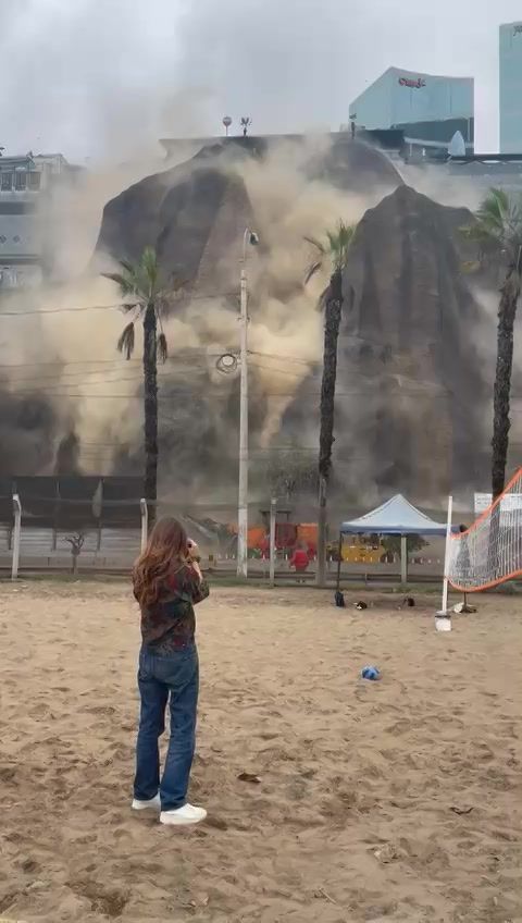 Video: Dust, sand rise from cliffs of Lima's coast after 6.1 earthquake