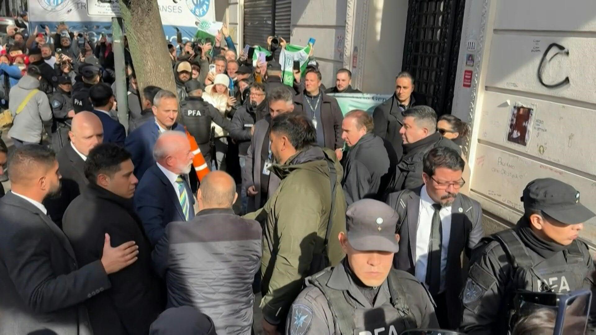 Brazil's Lula visits house-confined Kirchner in Buenos Aires