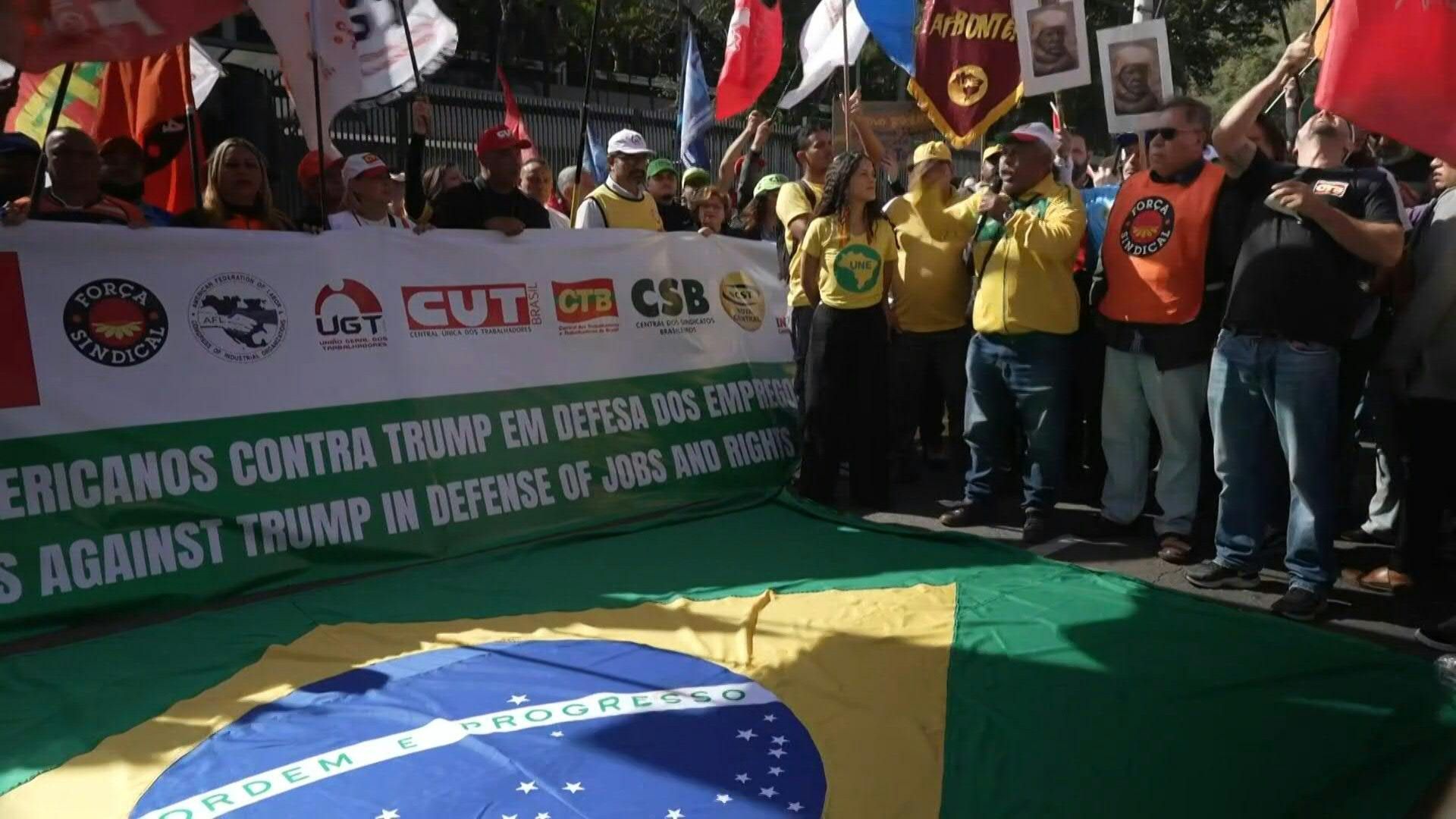 Video: Protesters rally outside US consulate in Sao Paulo denouncing tariffs imposed by Trump