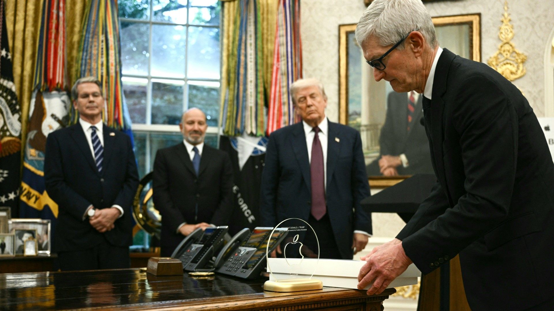 Apple-Chef umschmeichelt Trump mit Goldgeschenk