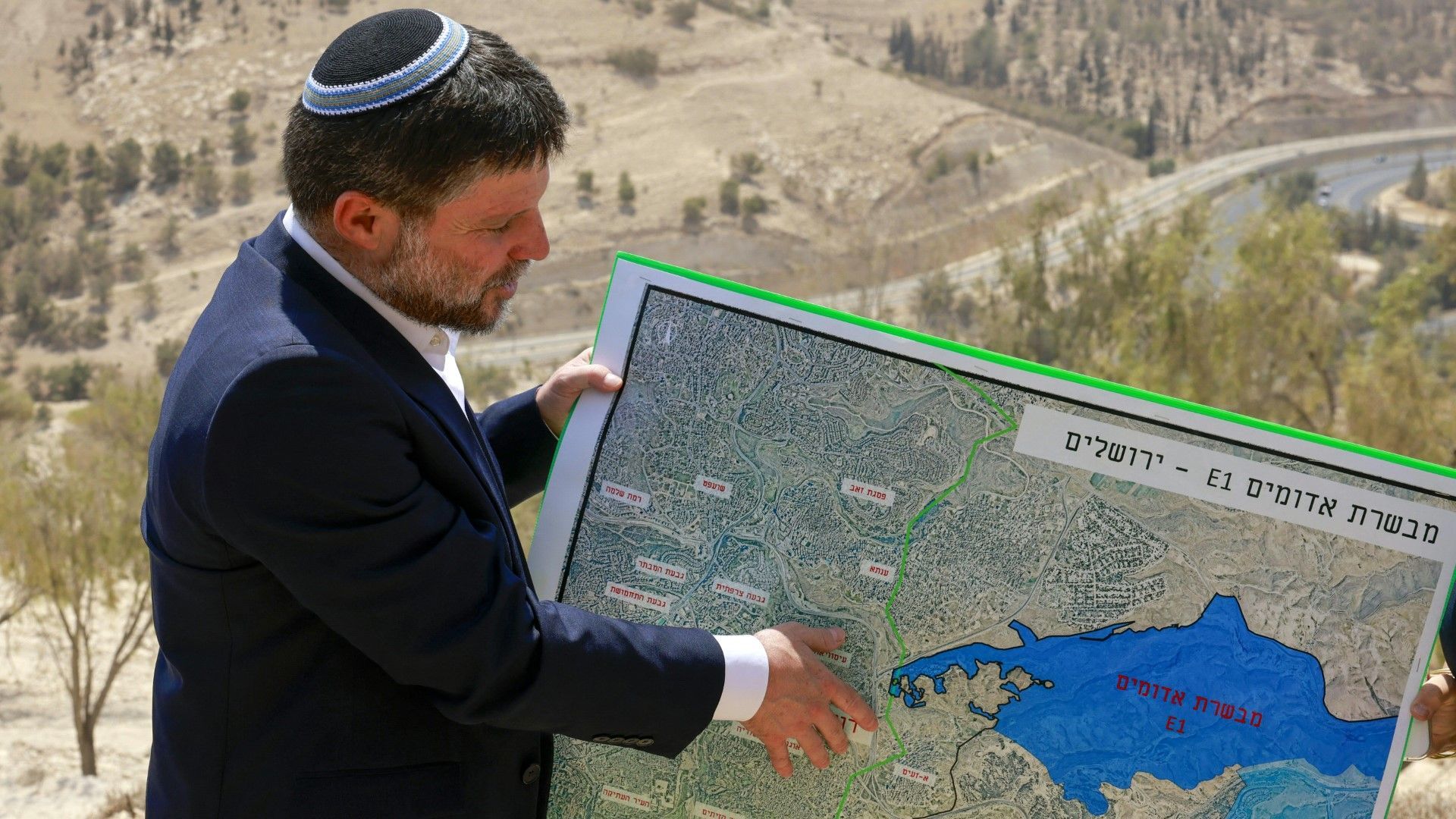 West Bank: Israel approves controversial settlement construction