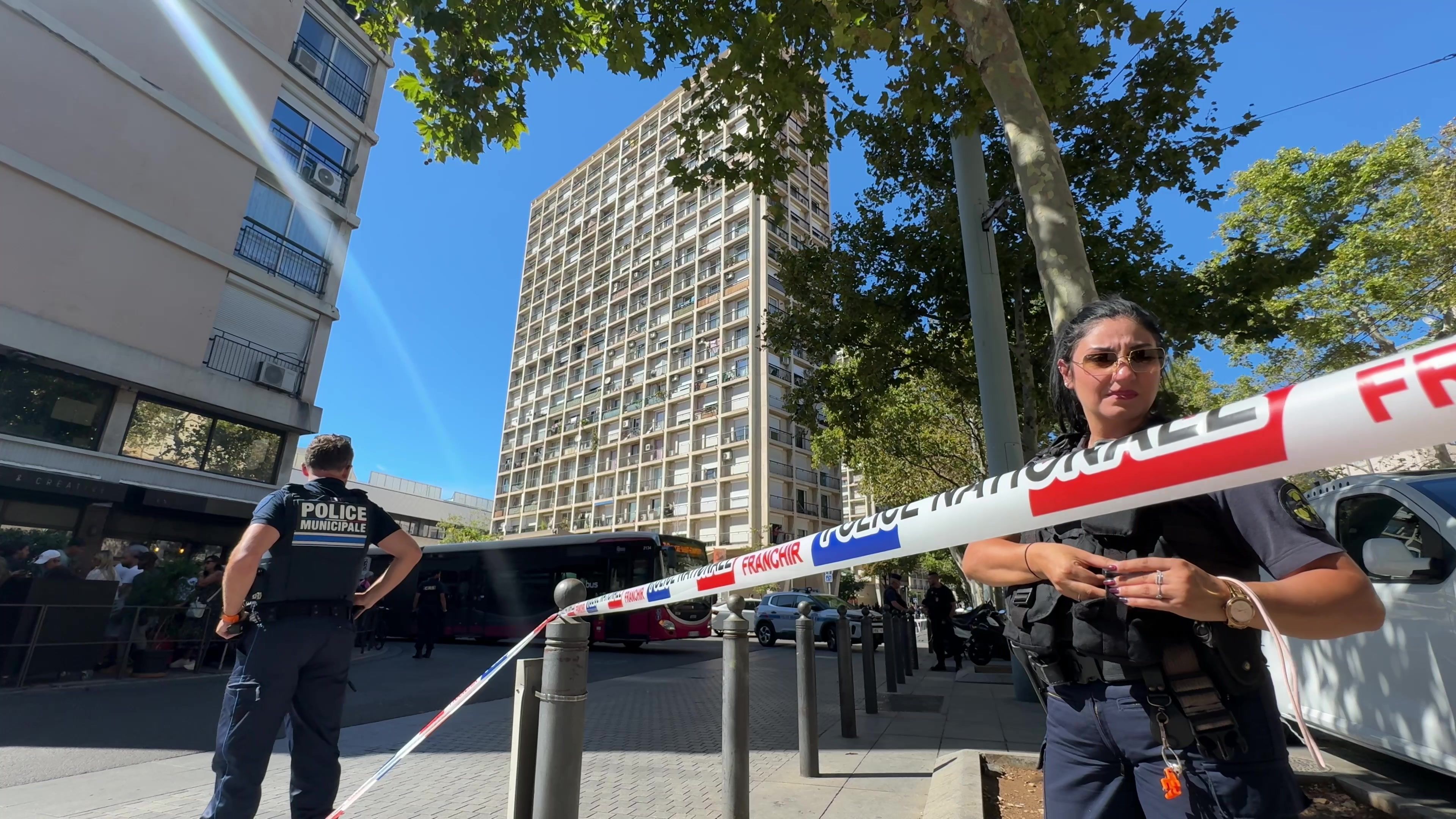 Ataque com faca em Marselha: polícia e bombeiros no local
