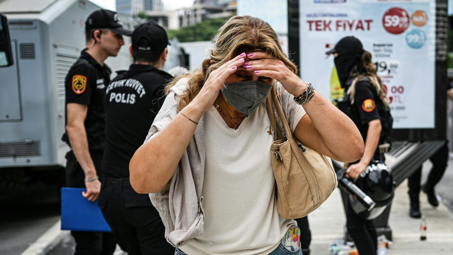 Türkei: Polizei setzt Tränengas gegen Demonstranten vor CHP-Zentrale ein