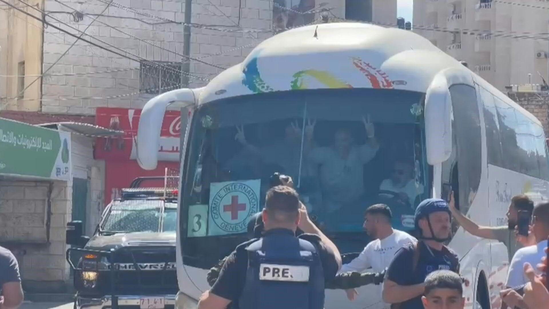 Bus carrying Palestinian prisoners arrives in Ramallah from Ofer prison