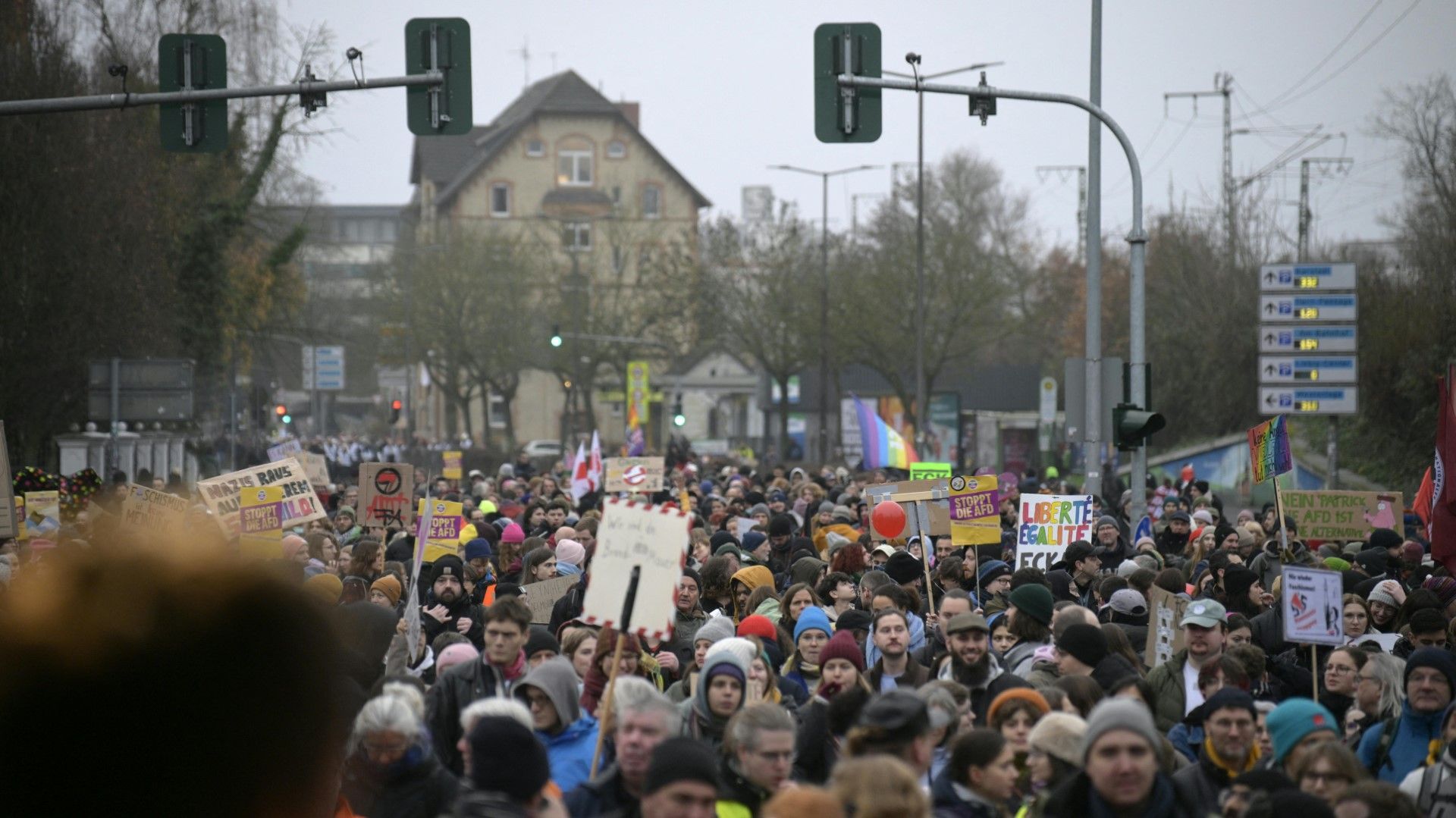 Video: Gießen: Tausende protestieren gegen AfD