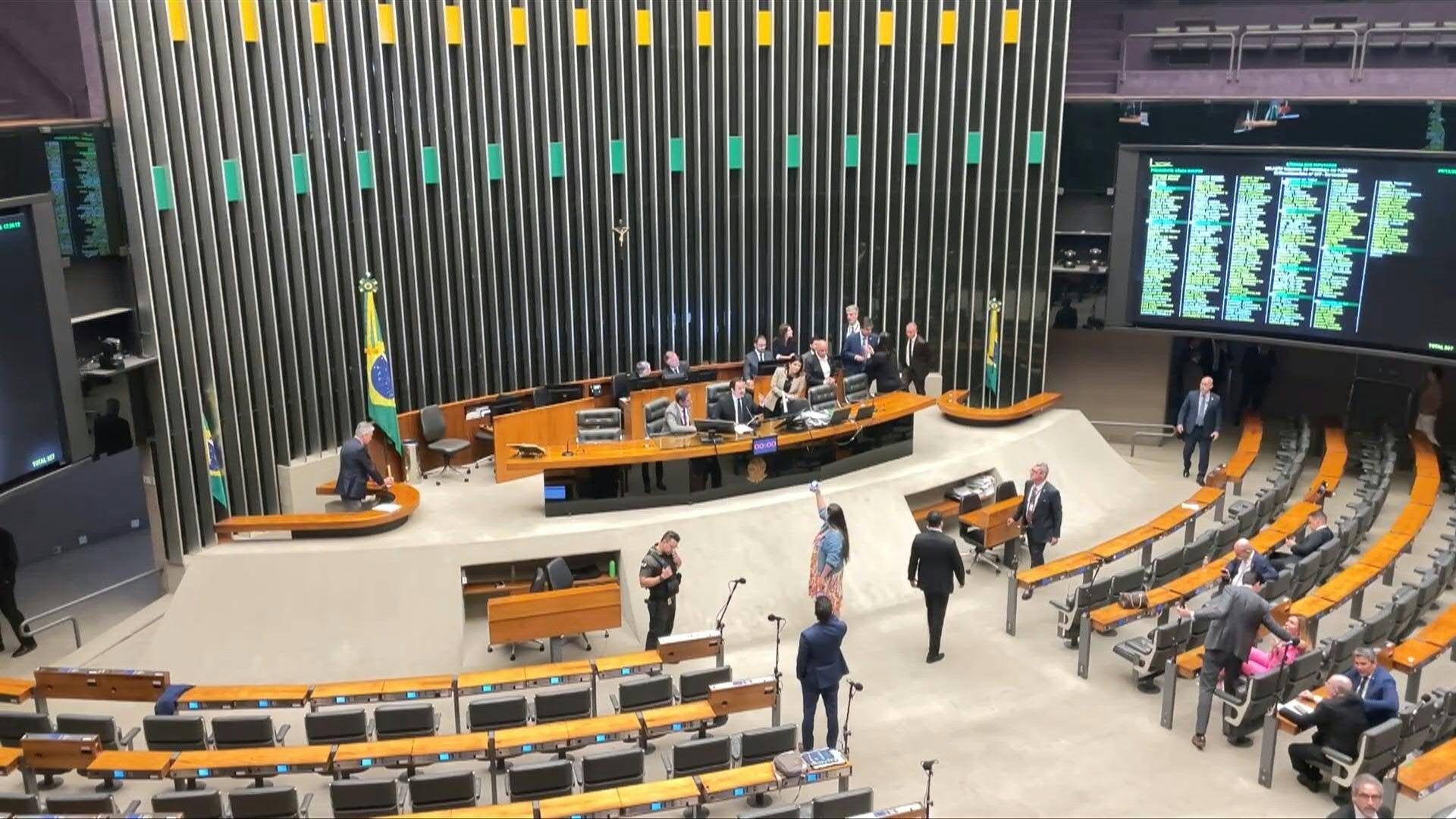 Video: Deputy boycotts parliamentary session in Brazil before vote on Bolsonaro