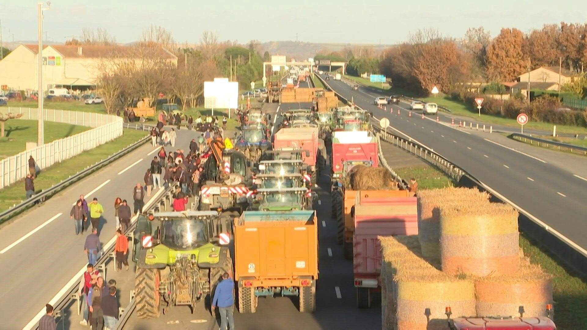 French-farmers-block-the-A64-motorway-south-of-Toulouse