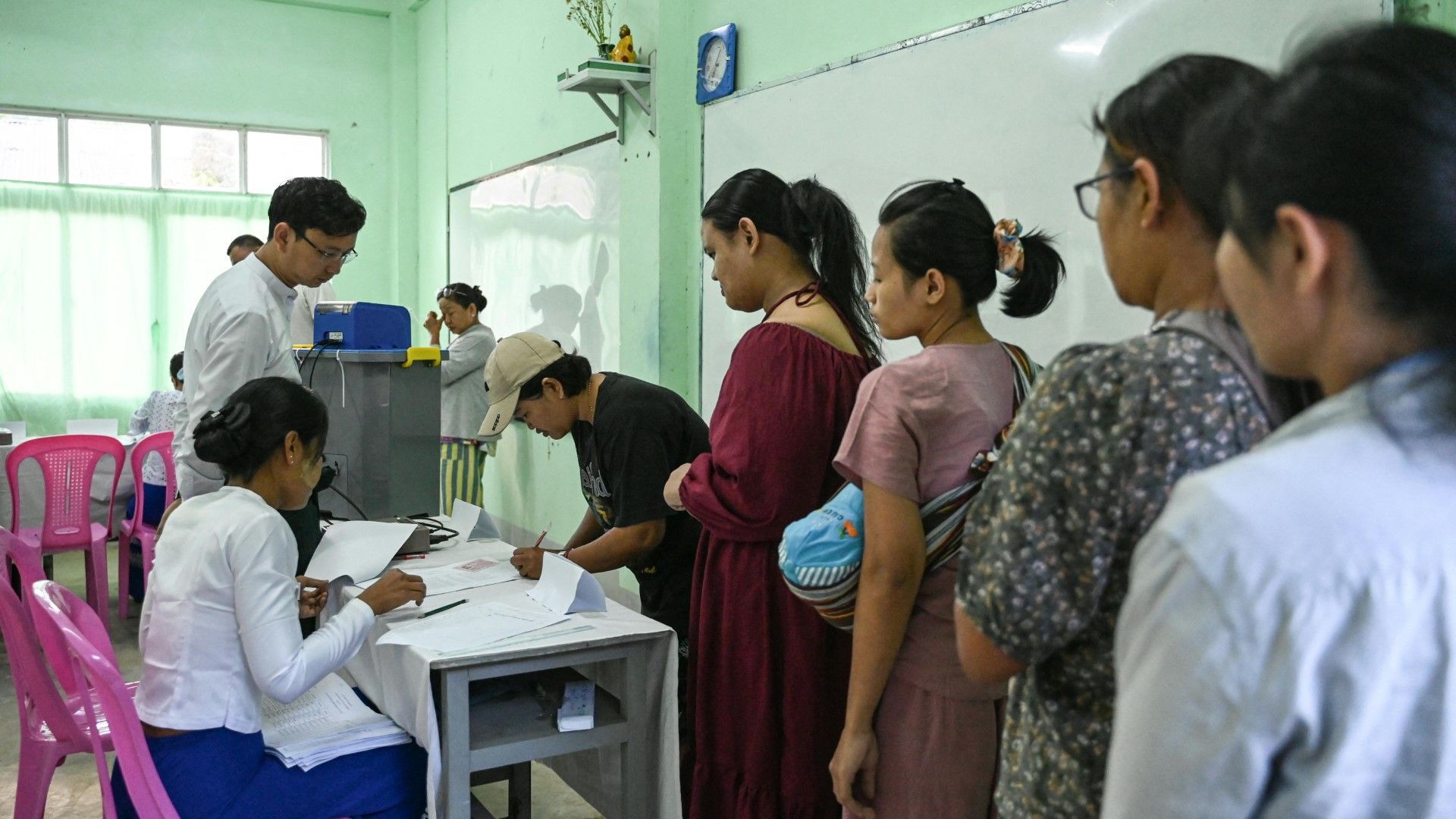 Video: Militärjunta in Myanmar hält umstrittene Parlamentswahl ab