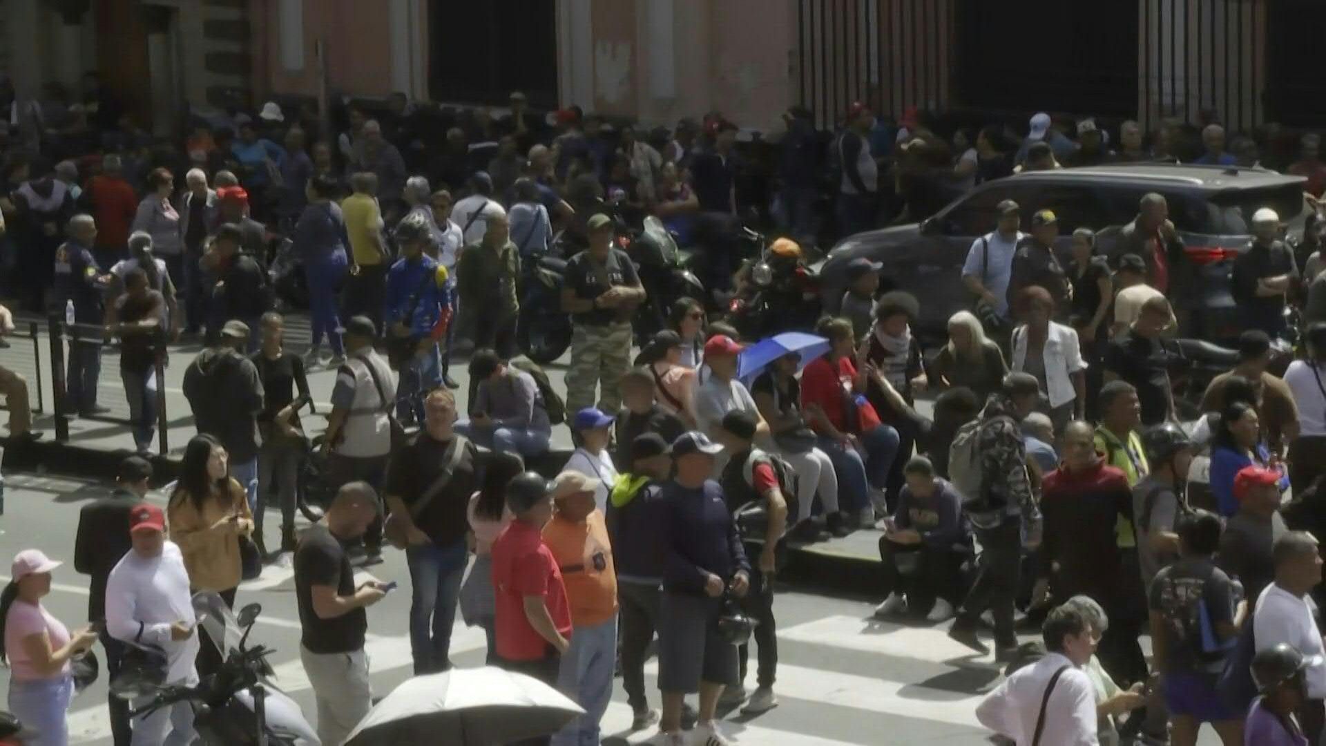 Video: Supporters of Maduro protest near Miraflores Palace after Maduro's capture