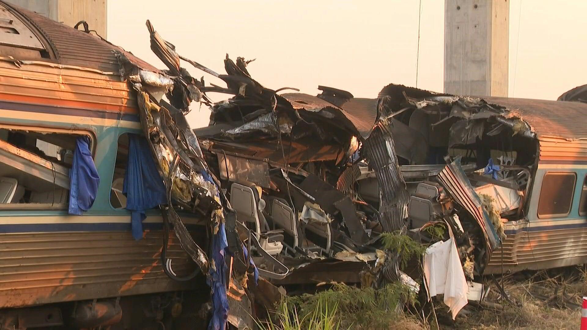 Workers-at-site-of-Thailand-train-disaster