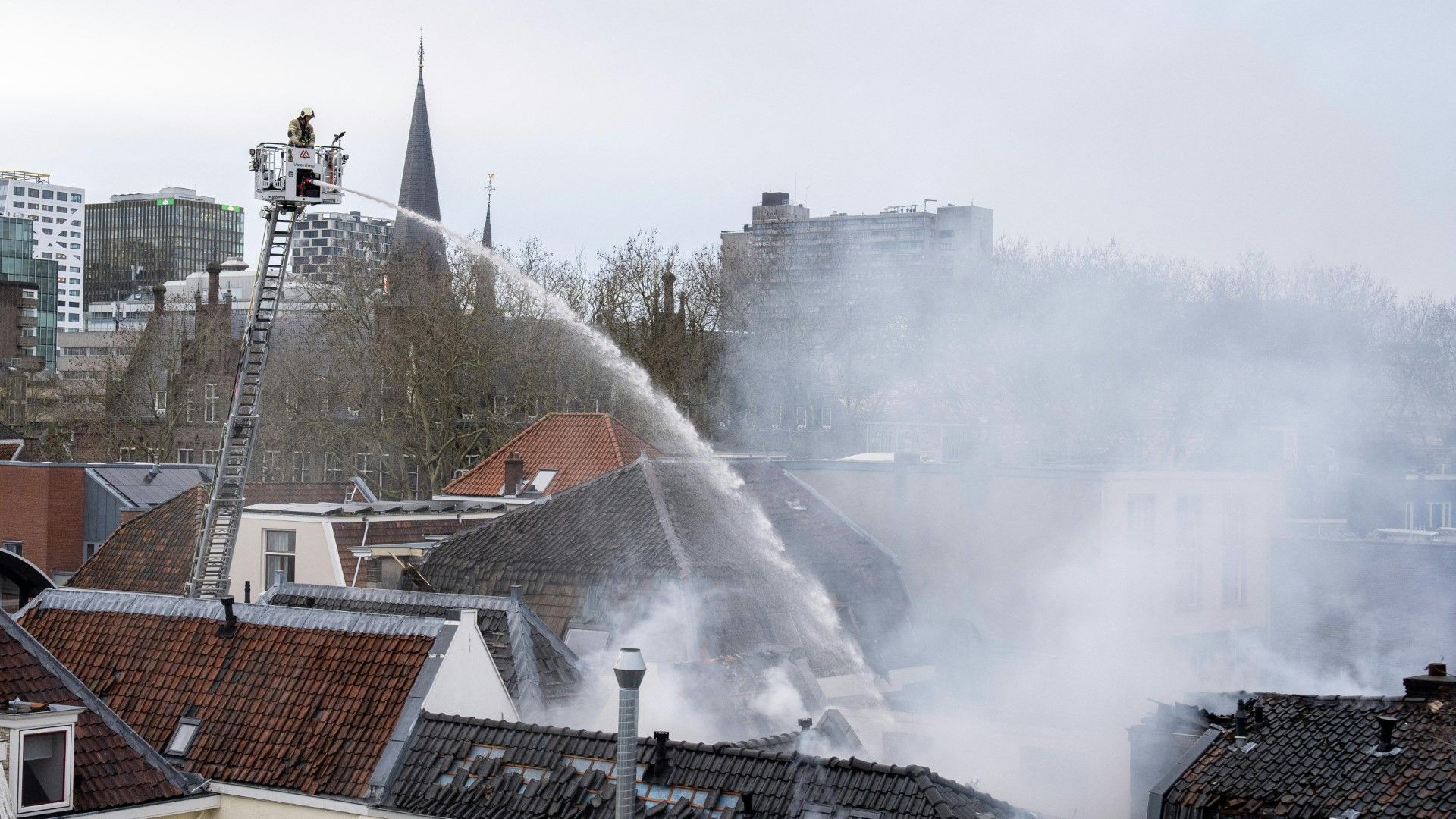 Video: Utrecht: "Gigantische Explosion" und Brand