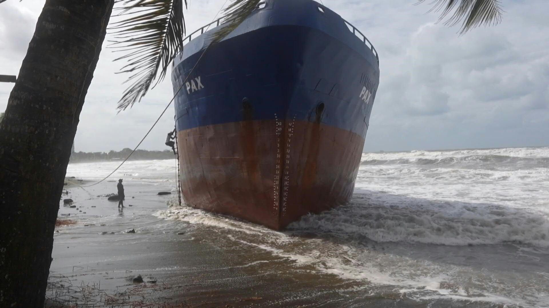 Cargo-ship-runs-aground-on-Panama-s-Caribbean-coast