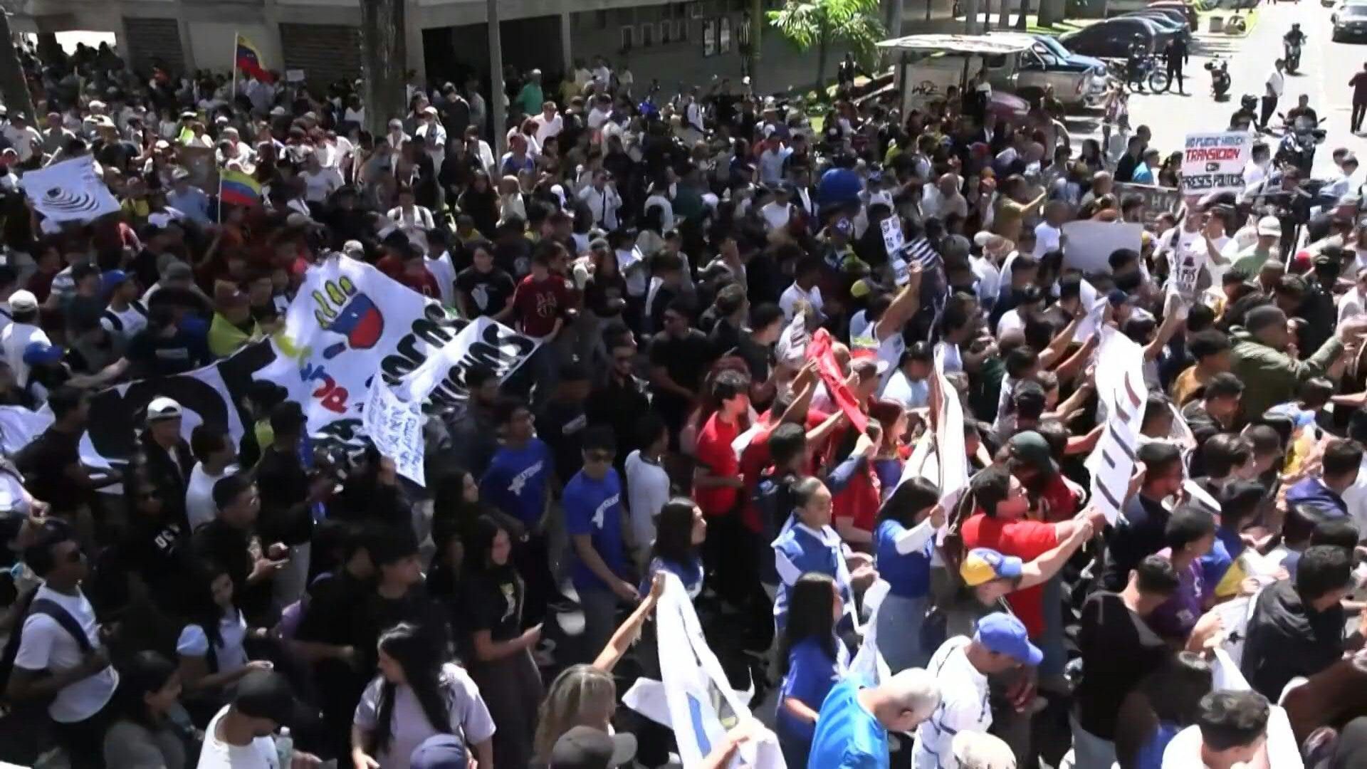 Video: Thousands march in the Venezuelan capital on Youth Day as government debates amnesty bill