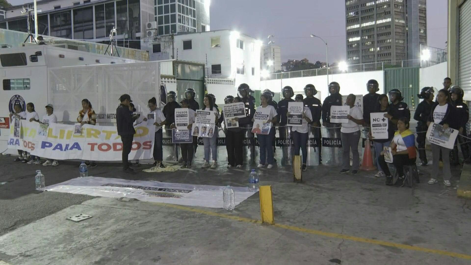 Video: Chained relatives of political prisoners protest outside detention center in Caracas