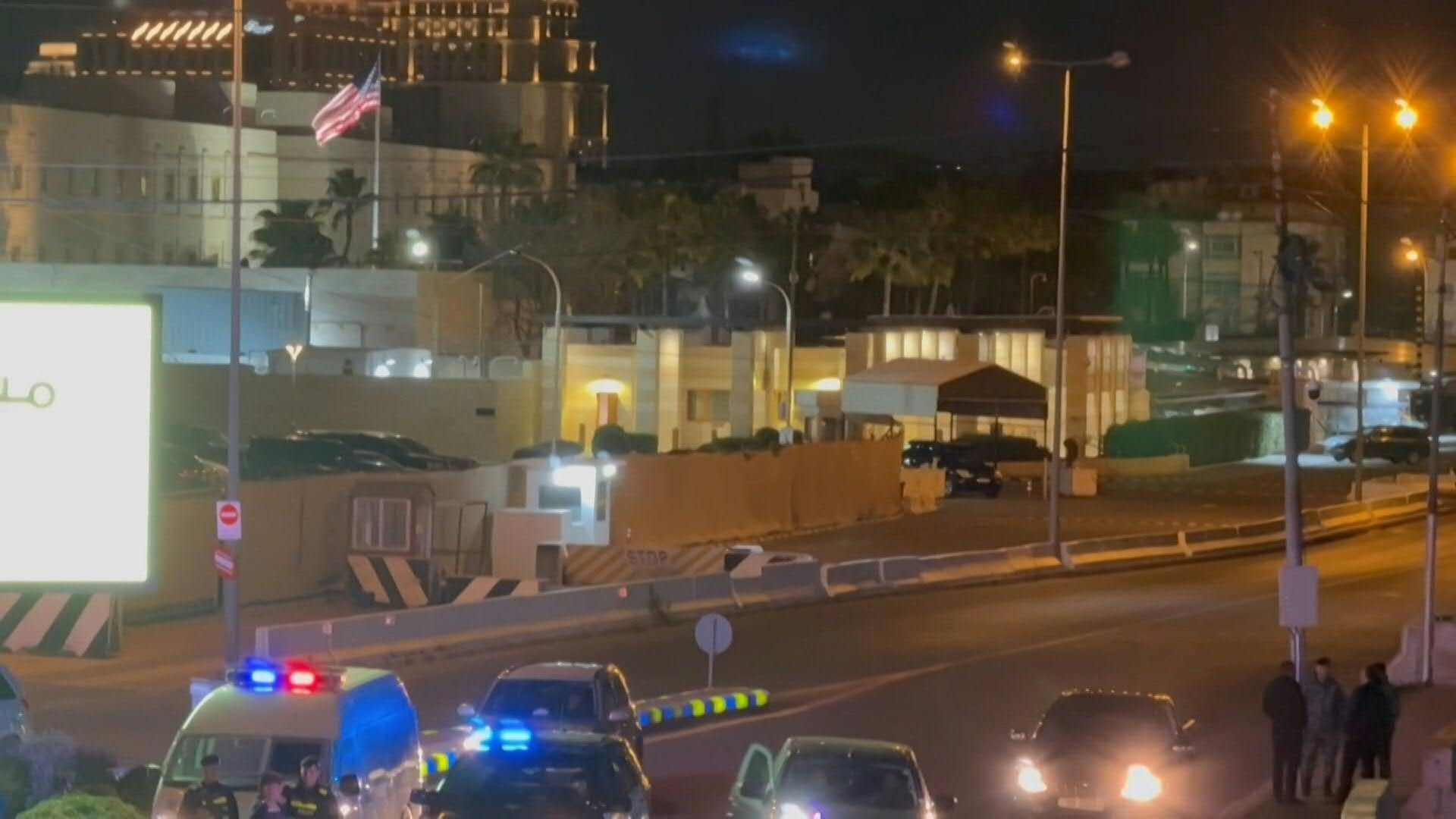Video: Jordanian police close the main street leading to the US Embassy in Amman