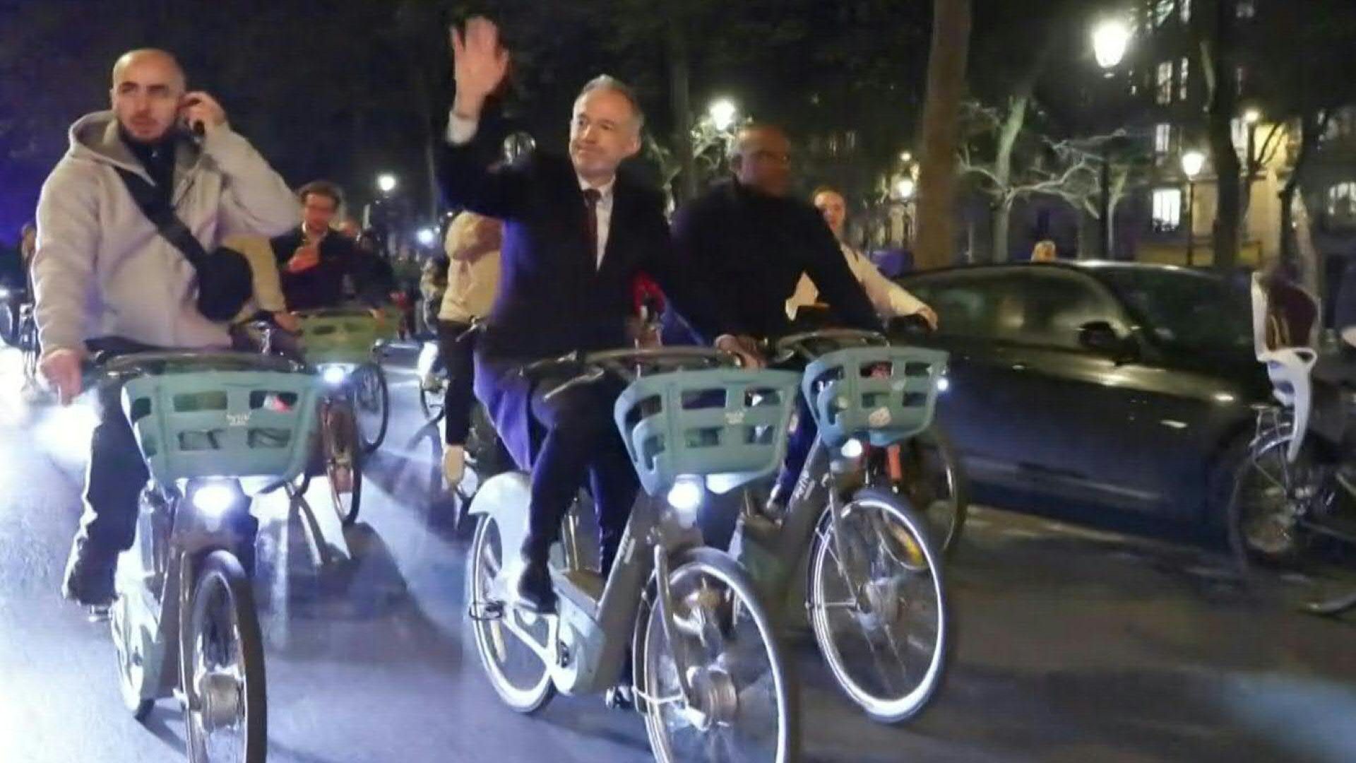 Video: New Paris mayor Grégoire cycles to city hall after win