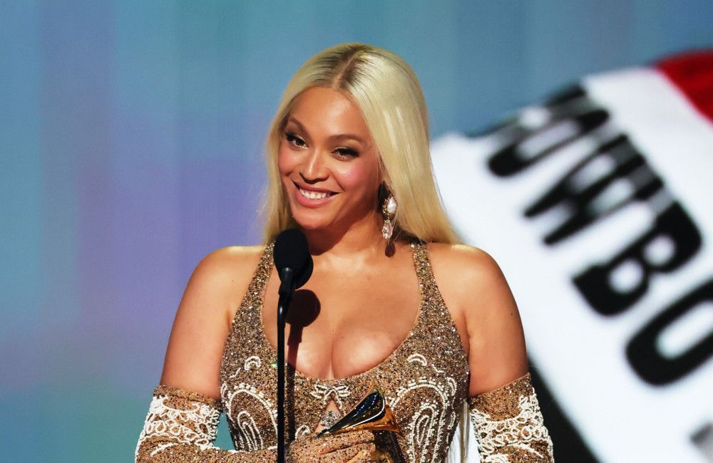 Beyoncé had to stop her concert when she almost fell out of a flying car
