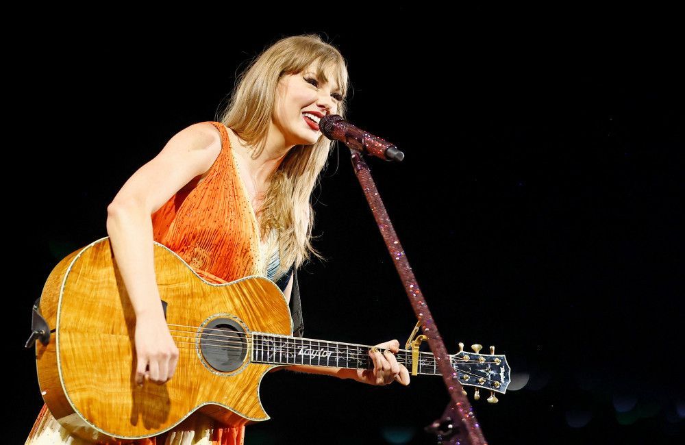 Taylor Swift makes very good sourdough and sends it to her friends, according to Zoe Kravitz