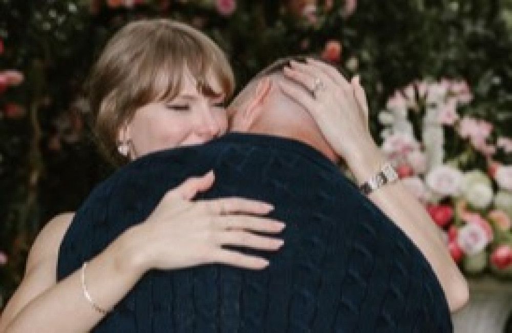 Taylor Swift and Travis Kelce announce engagement