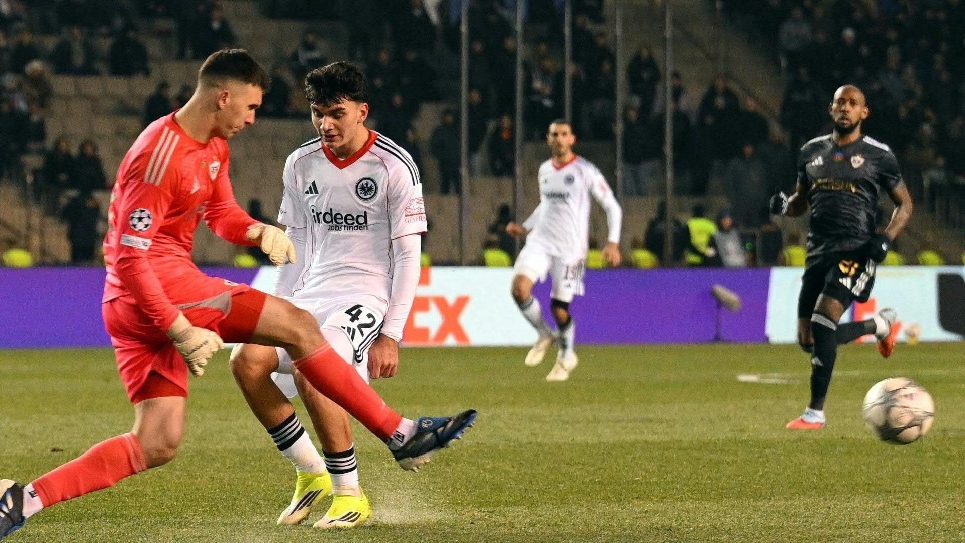 Video: Blamage in Baku: Frankfurt scheitert in der Champions League