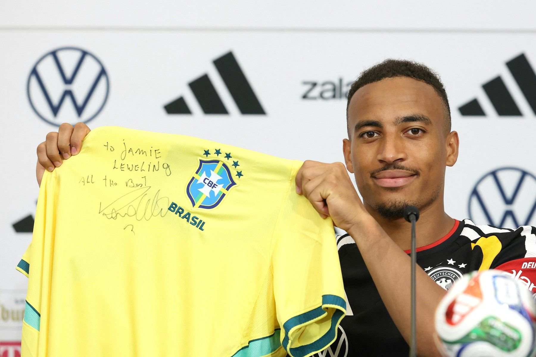 Video: "Ein Versprechen an Deutschland": Leweling über Ronaldo-Frisur und Final-Wette