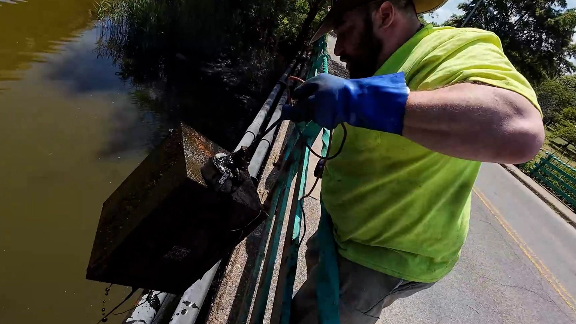 Magnetfischer erleben die Überraschung ihres Lebens: Ein Tresor mit 100.000 Dollar Inhalt