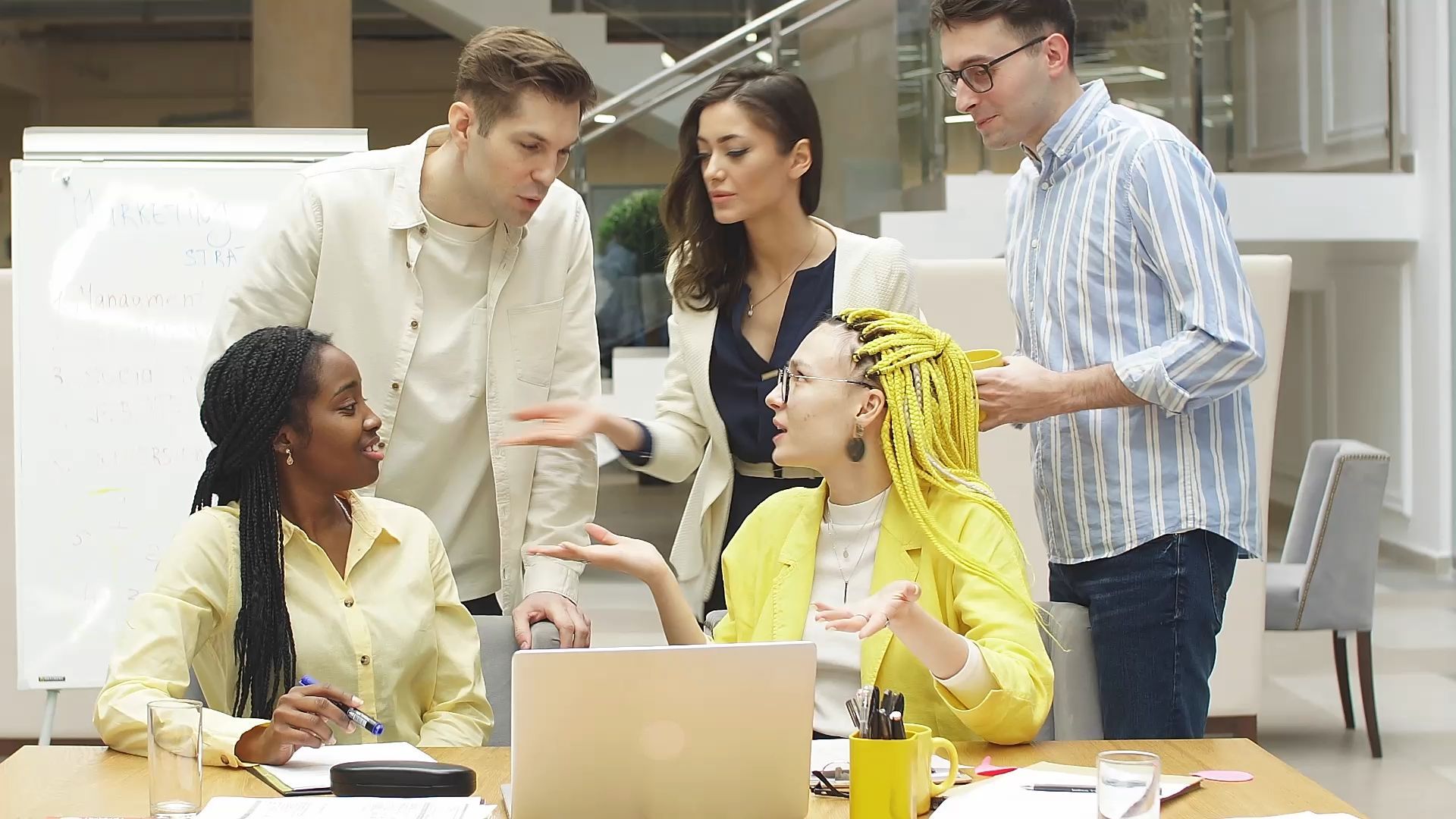 Video: Studie zur Gen Z: Fast jeder zweite junge Arbeitnehmer plant Jobwechsel