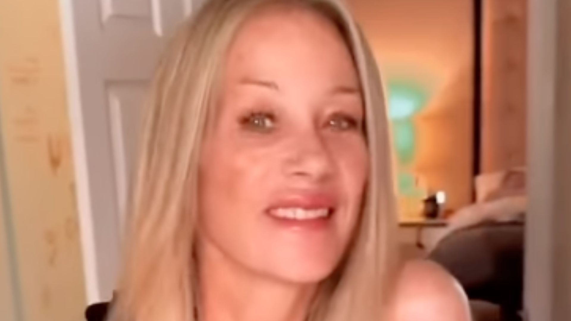 Video: Kampf gegen MS: Christina Applegate meldet sich nach mehreren Monaten im Krankenhaus zurück