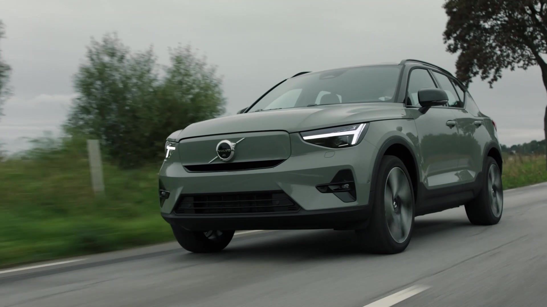 2023 Volvo XC40 Recharge Twin Driving Video in Sage Green