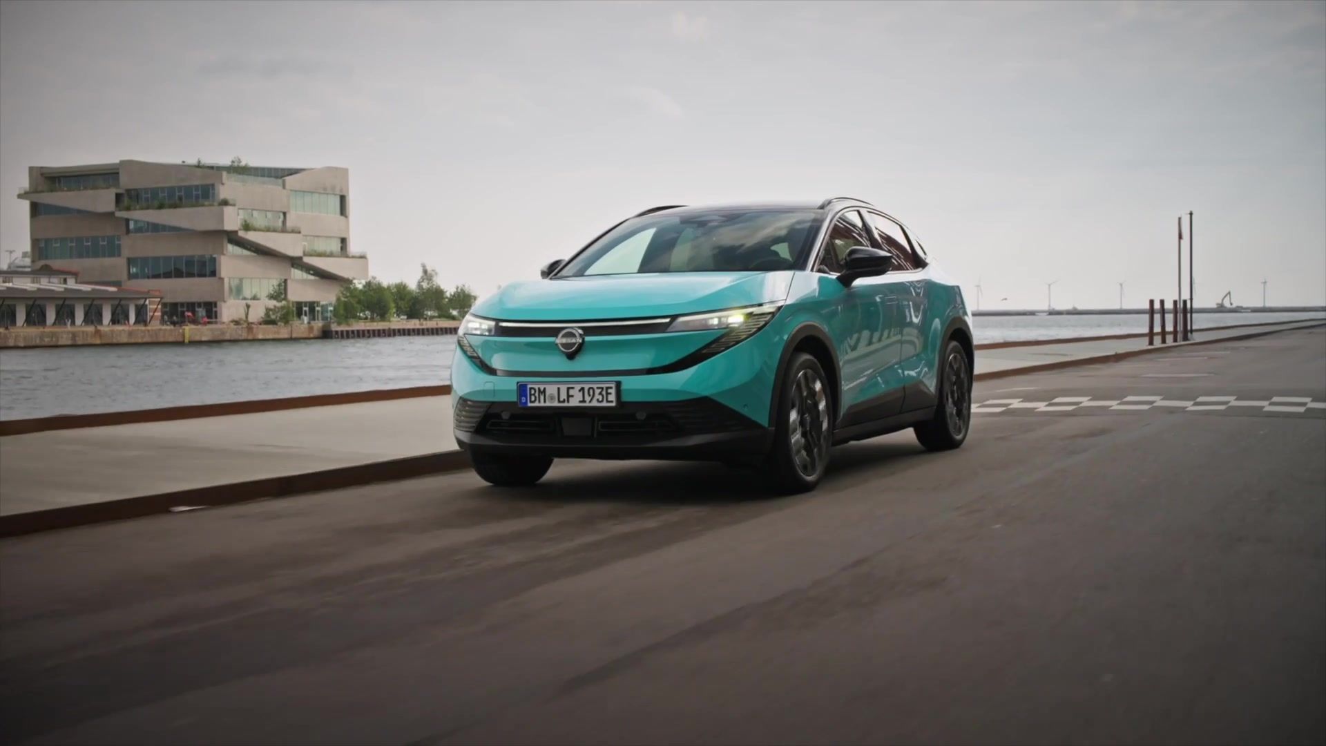 All-new Nissan LEAF Driving in the city