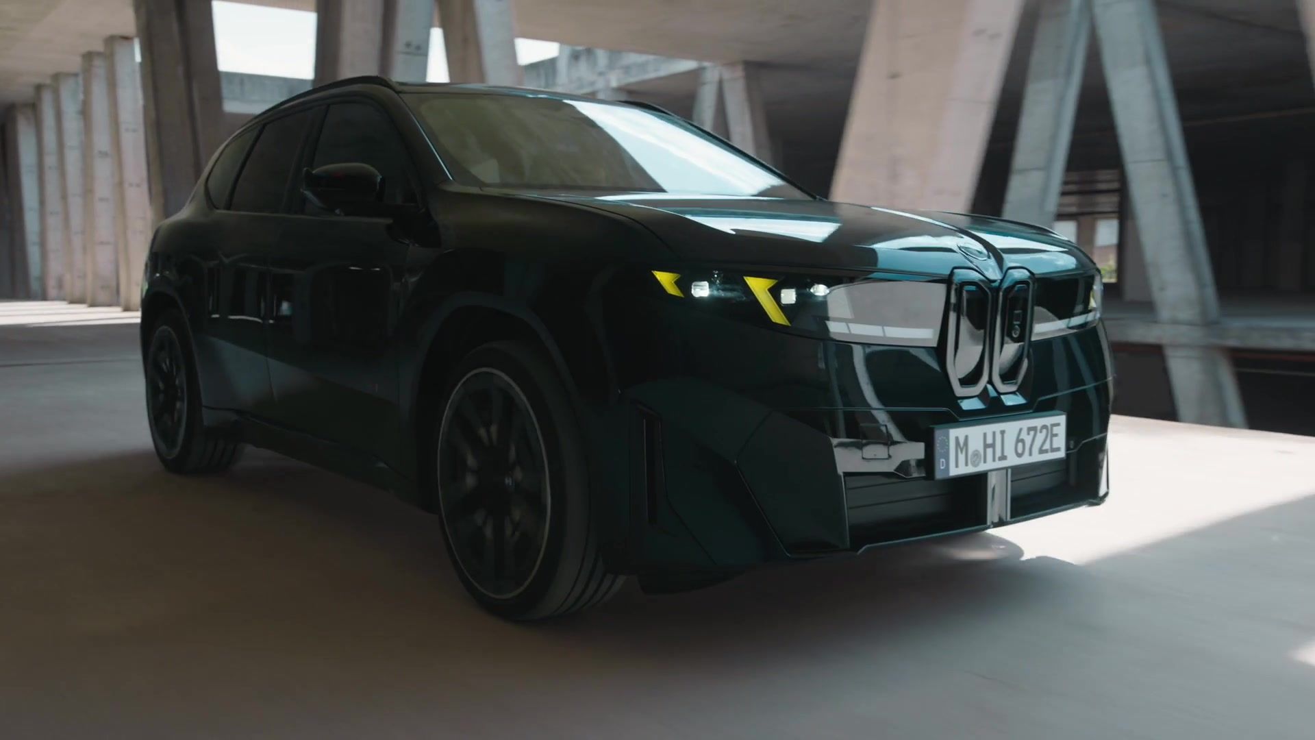 The new BMW iX3 M60 xDrive Driving video