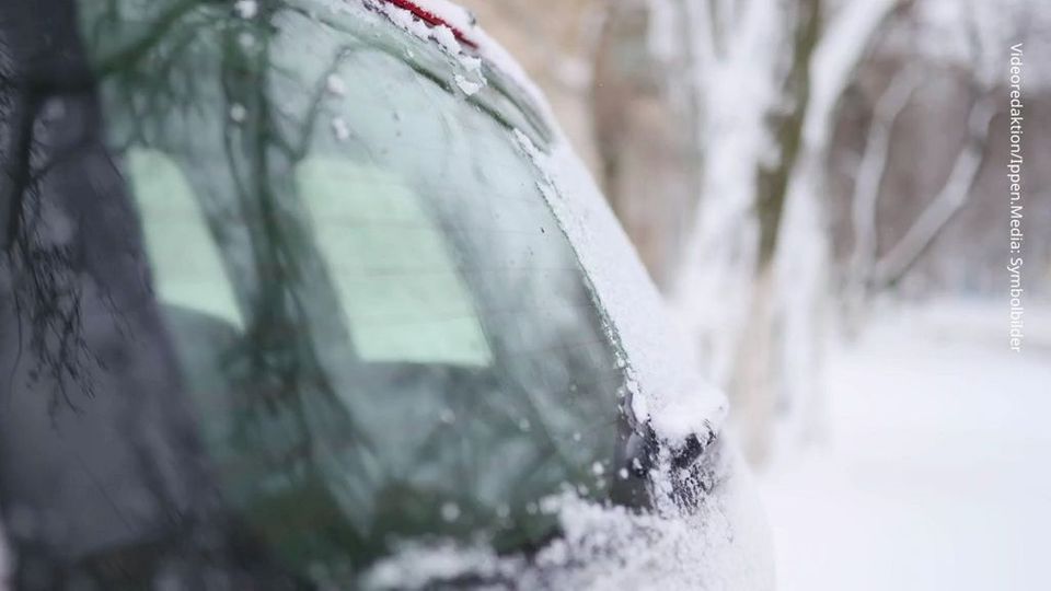 Kein Eiskratzen am Auto: Hausmittel befreit vereiste Scheiben in