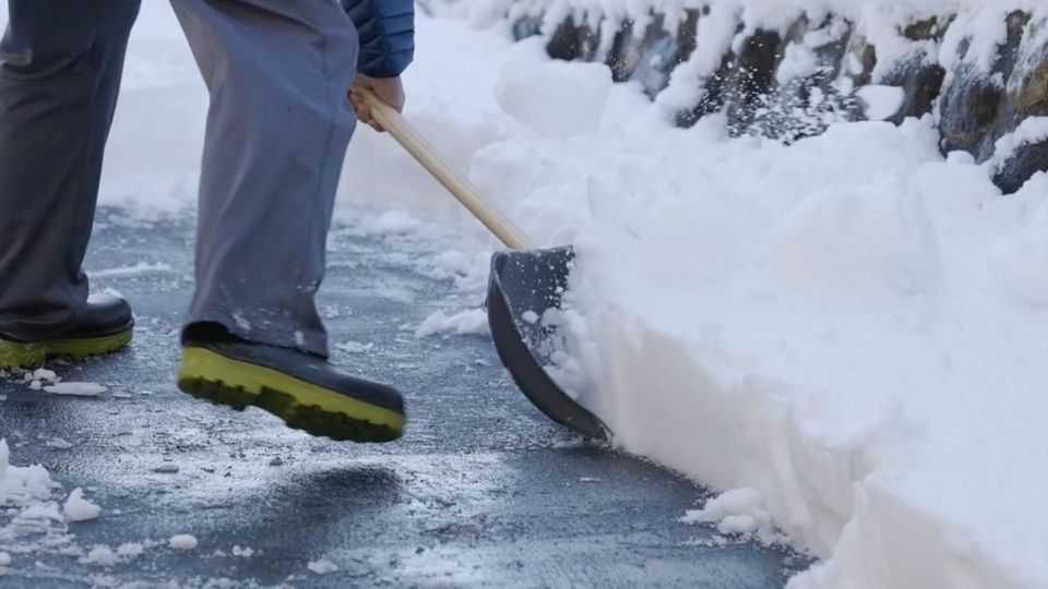 Streu- und Räumpflicht: Wer muss bei Schnee und Eis auf Gehwegen handeln?