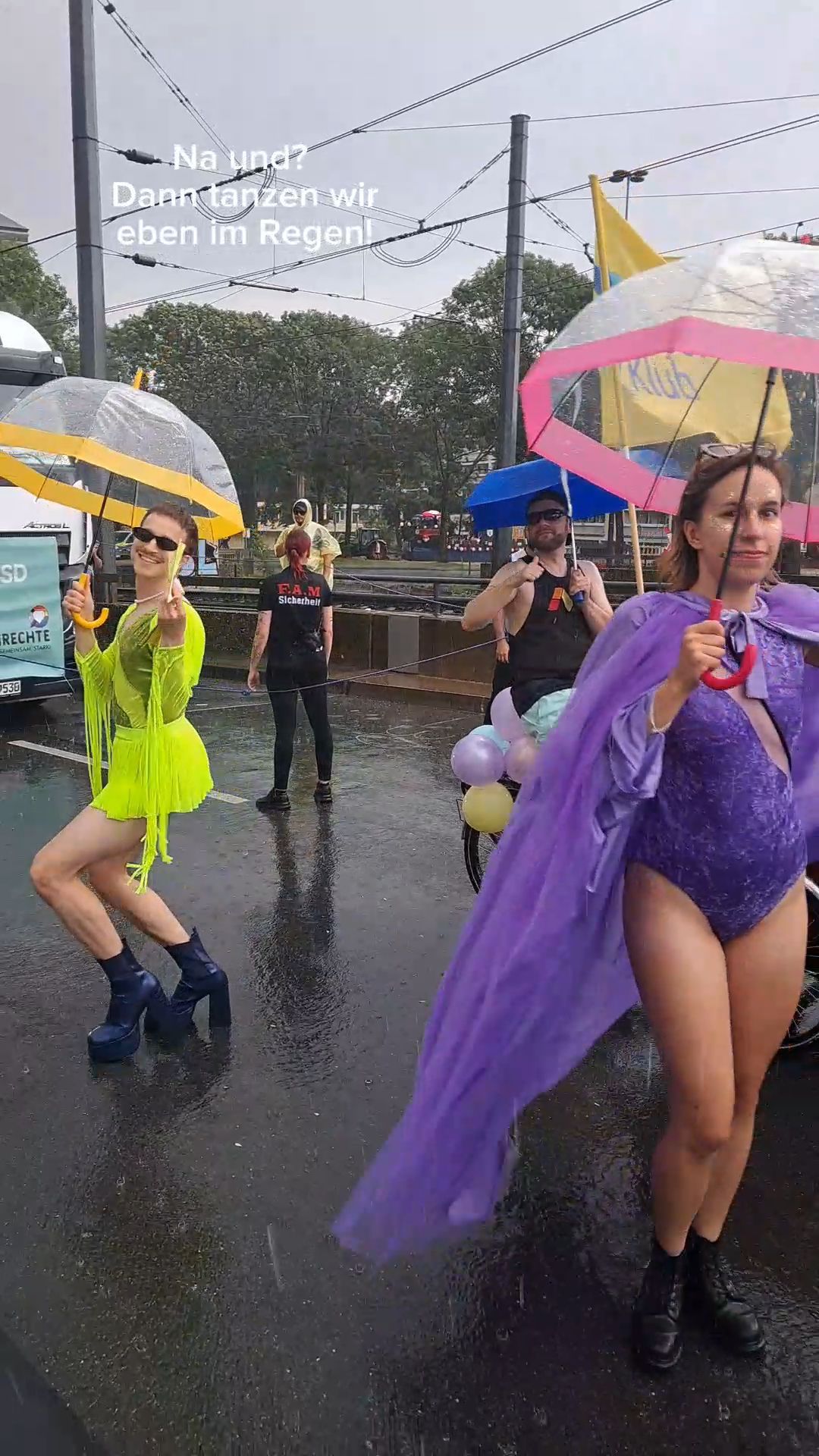 Heftiger Regenschauer beim CSD: Köln tanzt im Regen