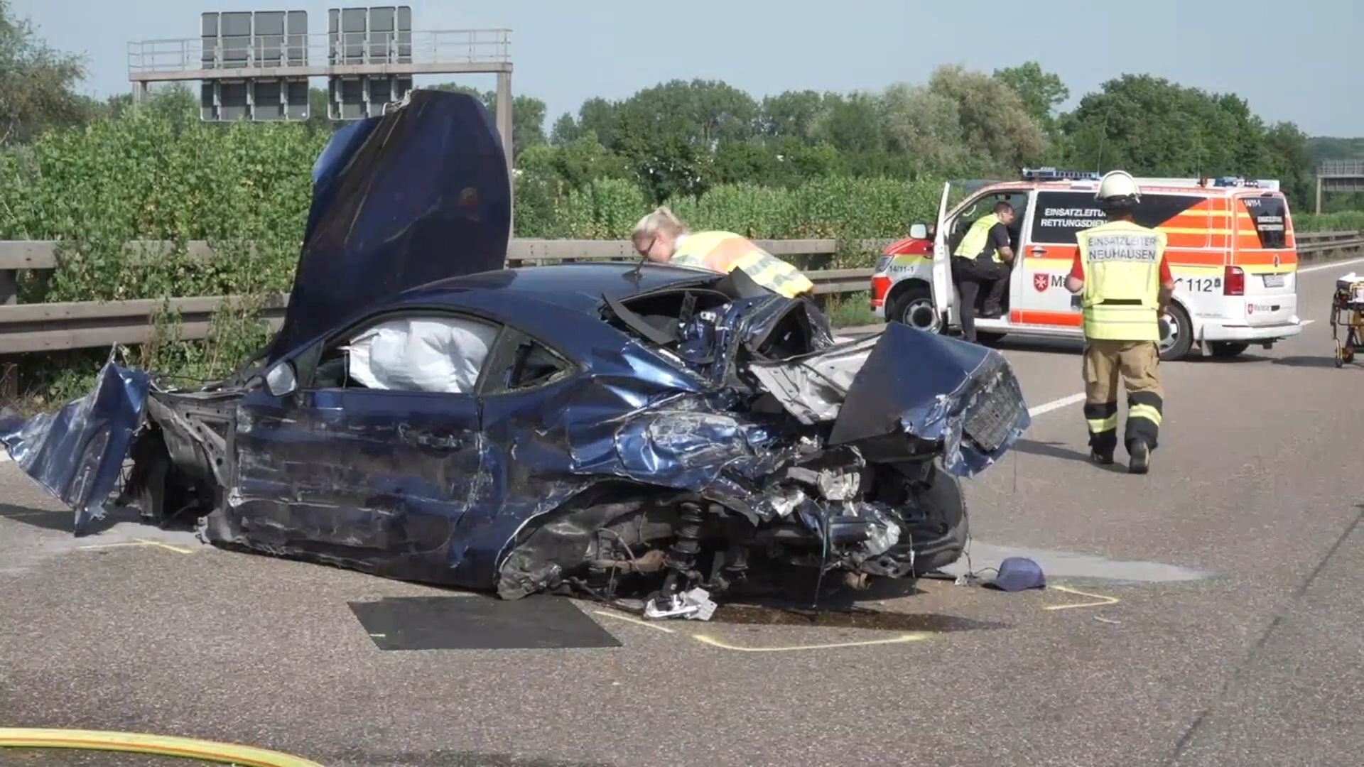 Video: Tödlicher Reifenplatzer auf A8! Autofahrer gibt Pavillon wegen Hitze (im OTon!) Subaru mehrfach überschlagen, Mann aus Auto geschleudert, Gluthitze erschwert Rettung, Frau und zwei Kinder verletzt