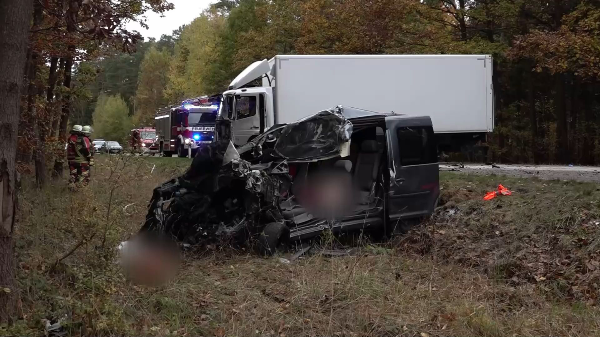 Kollision mit Lastwagen: Fahrerin (53) verstirbt an Unfallstelle