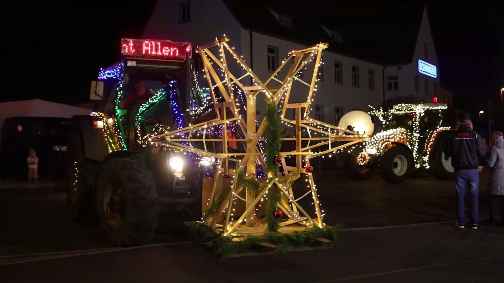 Traktor-Lichterfahrt im Landkreis Fürth: So schön war der weihnachtliche Umzug