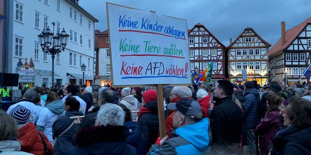 500 Menschen auf dem Marktplatz: "Die Würde des Menschen ist unantastbar"