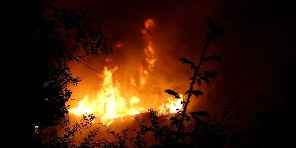 Wohnhaus komplett ausgebrannt: Feuerwehrmann leicht verletzt
