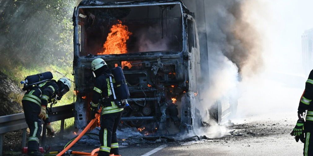 Lkw auf A4 in Brand: 63-jähriger Fahrer rettet sich aus brennenden Fahrerhaus
