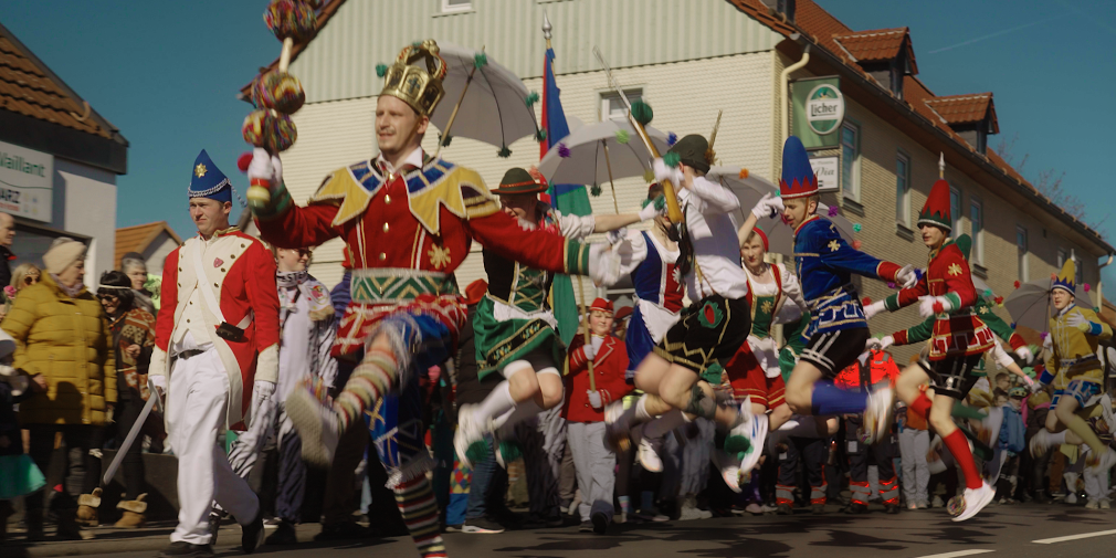 Tausende Narren auf den Straßen: Springerzug in Herbstein