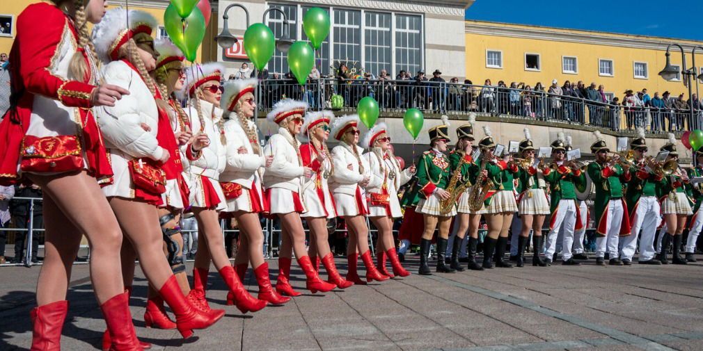 Rosenmontagsumzug in der Domstadt ein Wahnsinnsspektakel