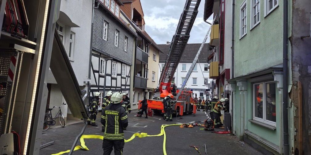 Video: Acht Personen ins Krankenhaus - Sofa verursacht Zimmerbrand