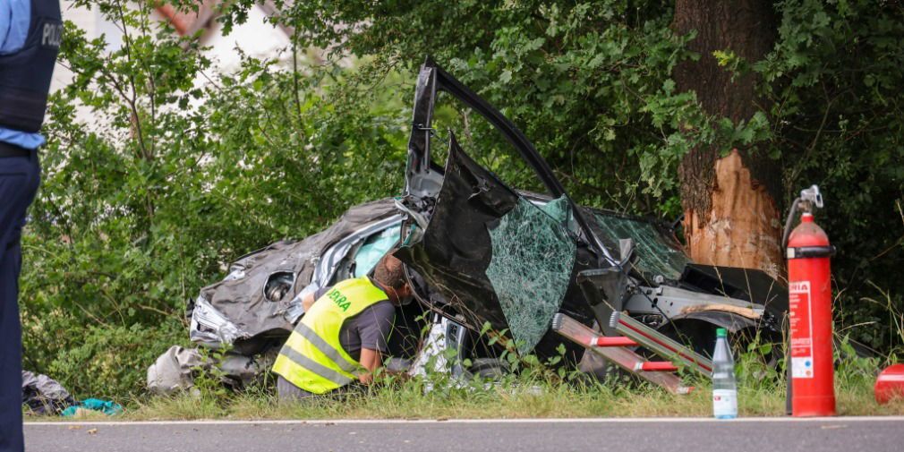 Video: Bei Schmalnau: Mann fährt mit Mercedes gegen Baum und stirbt